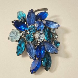 vintage Albert Weiss deep blue green cluster rhinestone Leaf Grapes brooch pin
